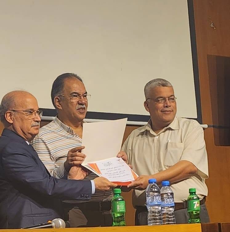 د. أبو ندى يتسلّم شهادة تقدير