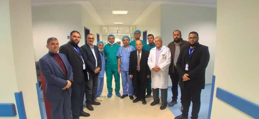 د. أبو ندى مع الكادر الطبي والإداري في ممر المستشفى
