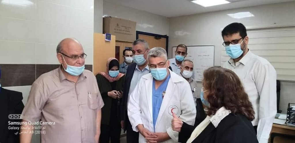 د. أبو ندى مع زملائه خلال زيارة رسمية للمستشفى